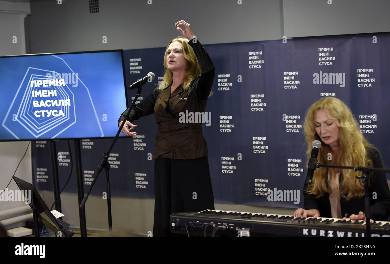 KIEW, UKRAINE - 05. OKTOBER 2022 - das ukrainische Vokalduett „Telnyuk: Schwestern“ tritt während der Preisverleihung auf, um dem Publizisten, Schriftsteller und Journalisten Vitalii Portnykov den Vasyl-Stus-Preis 2022 im Bombenschutzgebiet der Kyiv Mohyla Business School, Kiew, der Hauptstadt der Ukraine, zu übergeben. Stockfoto