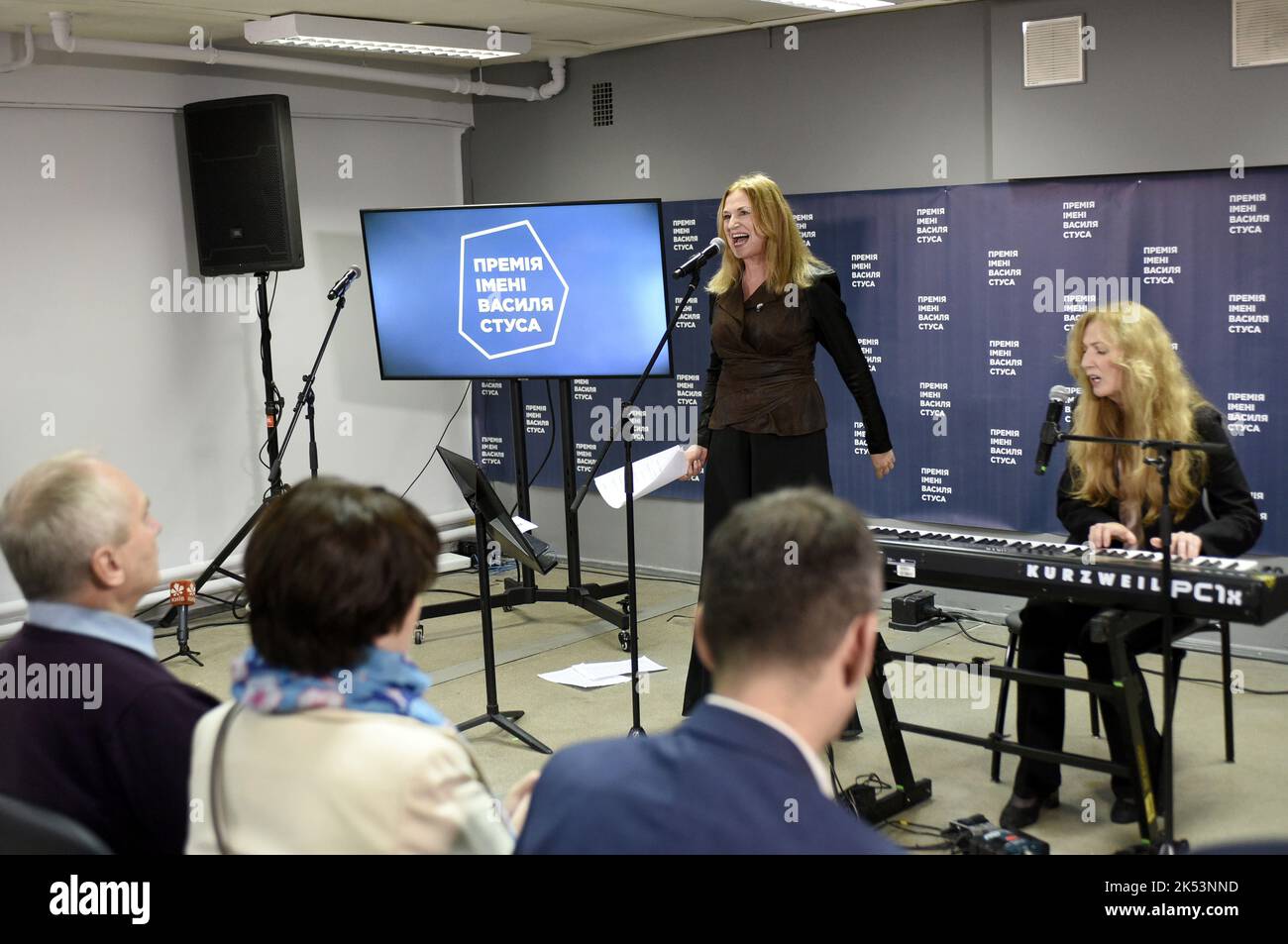 KIEW, UKRAINE - 05. OKTOBER 2022 - das ukrainische Vokalduett „Telnyuk: Schwestern“ tritt während der Preisverleihung auf, um dem Publizisten, Schriftsteller und Journalisten Vitalii Portnykov den Vasyl-Stus-Preis 2022 im Bombenschutzgebiet der Kyiv Mohyla Business School, Kiew, der Hauptstadt der Ukraine, zu übergeben. Stockfoto