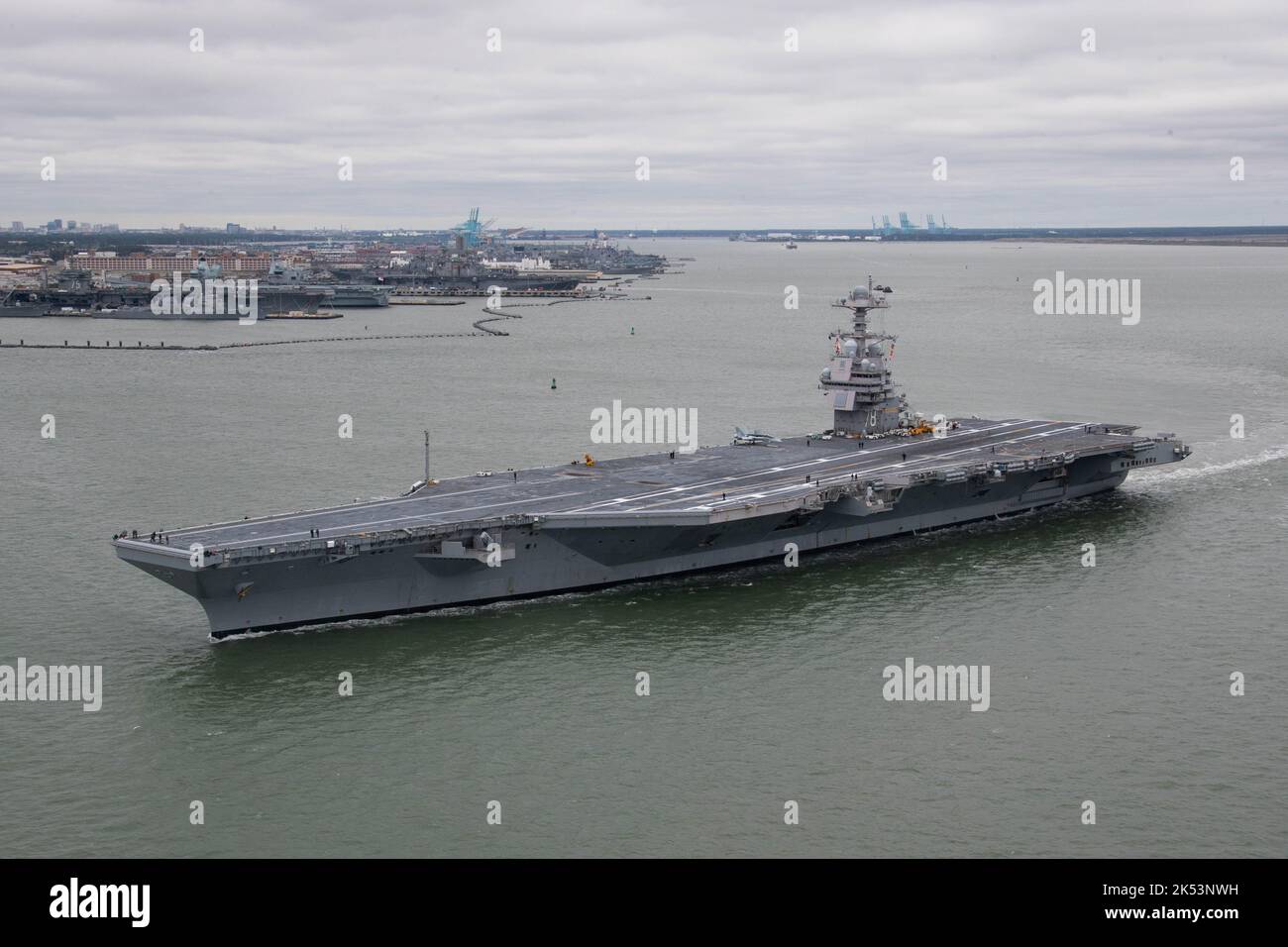 Die USS Gerald R. Ford (CVN 78) Verlässt Die Naval Station Norfolk Bei ...