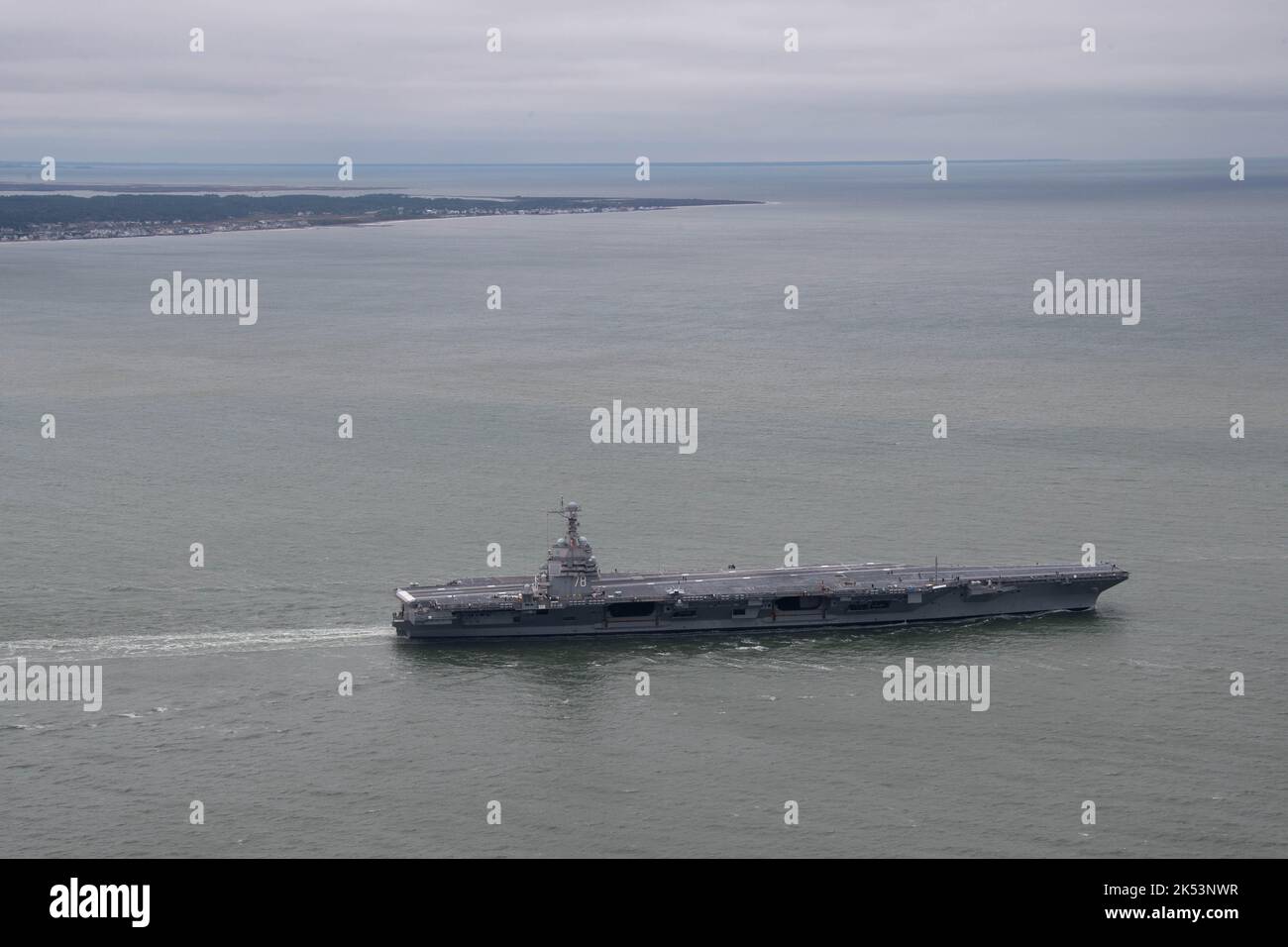 Die USS Gerald R. Ford (CVN 78) durchfährt den Chestapeake-Kanal, nachdem sie am 4. Oktober 2022 die Naval Station Norfolk verlassen hatte. Die Gerald R. Ford Carrier Strike Group (GRFCSG) wird im Atlantischen Ozean eingesetzt und führt zusammen mit NATO-Alliierten und Partnern Trainings und Operationen durch, um die Integration für zukünftige Einsätze zu verbessern und das Engagement der US-Marine für eine friedliche, stabile und konfliktfreie atlantische Region zu demonstrieren. (USA Navy Foto von Mass Communication Specialist 2. Class Jackson Adkins) Stockfoto