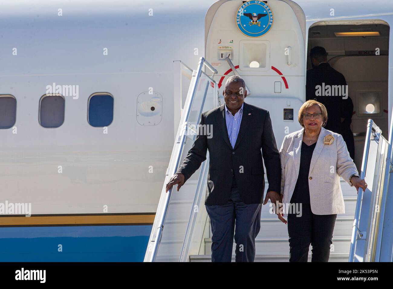 Verteidigungsminister Lloyd J. Austin III und seine Frau Charlene Austin kommen am 28. September 2022 in der Marine Corps Air Station Miramar, San Diego, Kalifornien, an. Der Verteidigungsminister besuchte verschiedene Orte auf der Luftstation, um auch das innovative Mikronetz von MCAS Miramar zu besuchen. (USA Marine Corps Foto von Lance CPL. Jackson Rush) Stockfoto