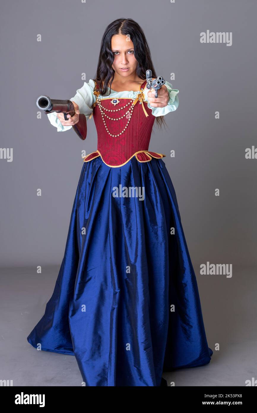 Eine Piratenfrau aus der Renaissance oder der Georgischen Zeit mit langen, dunklen Haaren Stockfoto