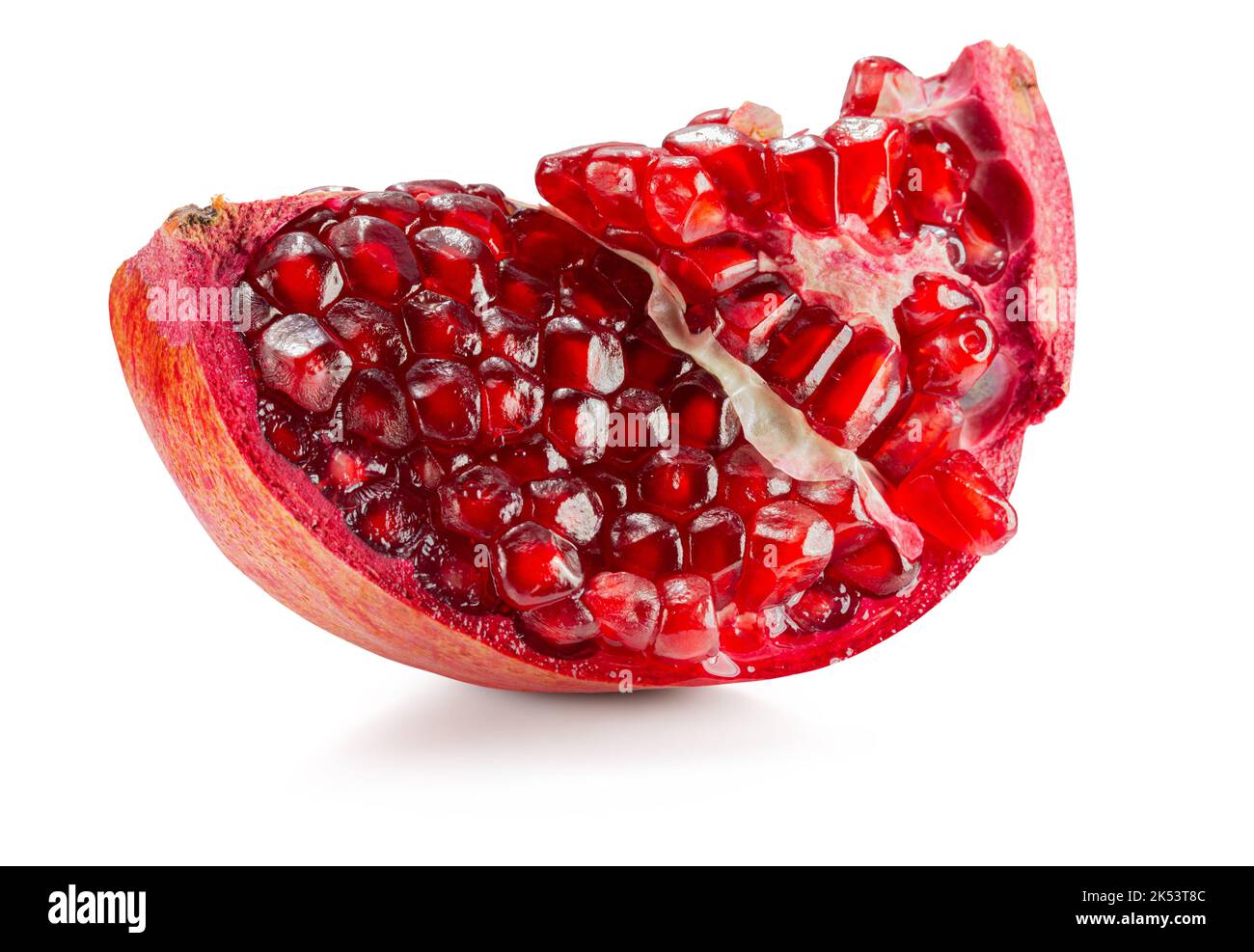 Granatapfelscheibe mit roten Samen isoliert auf weißem Hintergrund mit Schnittpfad. Stockfoto