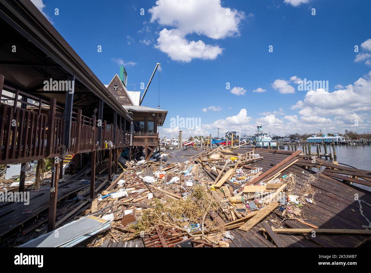 Fort Myers, USA. 5. Oktober 2022. Das am 4. Oktober 2022 aufgenommene Foto zeigt die Nachwirkungen des Unwehen Ian in Fort Myers, Florida, USA. Die Zahl der Todesopfer durch den US-amerikanischen Unh.w.c. Ian hat 110 überschritten, während Hunderttausende von Kunden ohne Strom bleiben. Mindestens 110 Menschen, darunter 105 in Florida und fünf in North Carolina, sind laut einer Zählung von CNN am Mittwoch an Ian gestorben. Quelle: Rolando L¨®pez/Xinhua/Alamy Live News Stockfoto