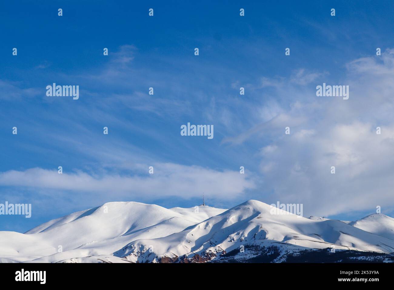 Schneebedeckter Palandoken-Berg. Berge mit Wolken über ihnen. Erzurum, Türkei. Stockfoto