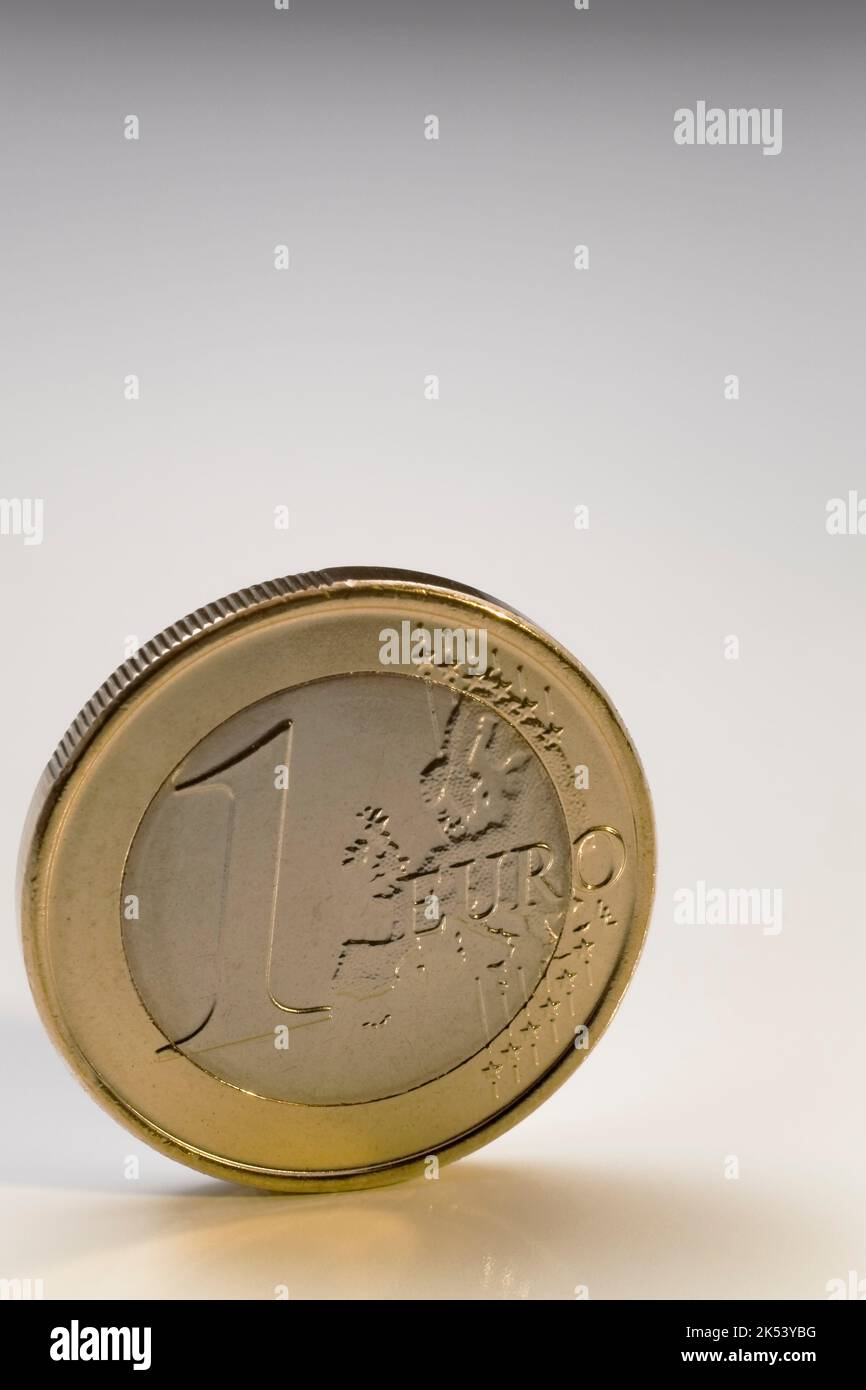 Eine Euro-Münze auf weißem Hintergrund. Stockfoto