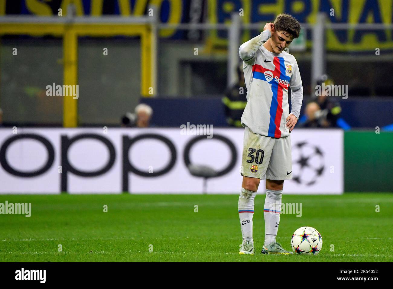 Pablo Martin Paez Gavira aka Gavi aus Barcelona sieht beim Champions League-Fußballspiel der Gruppe C zwischen dem FC Internazionale und der FCB Bar niedergeschlagen aus Stockfoto