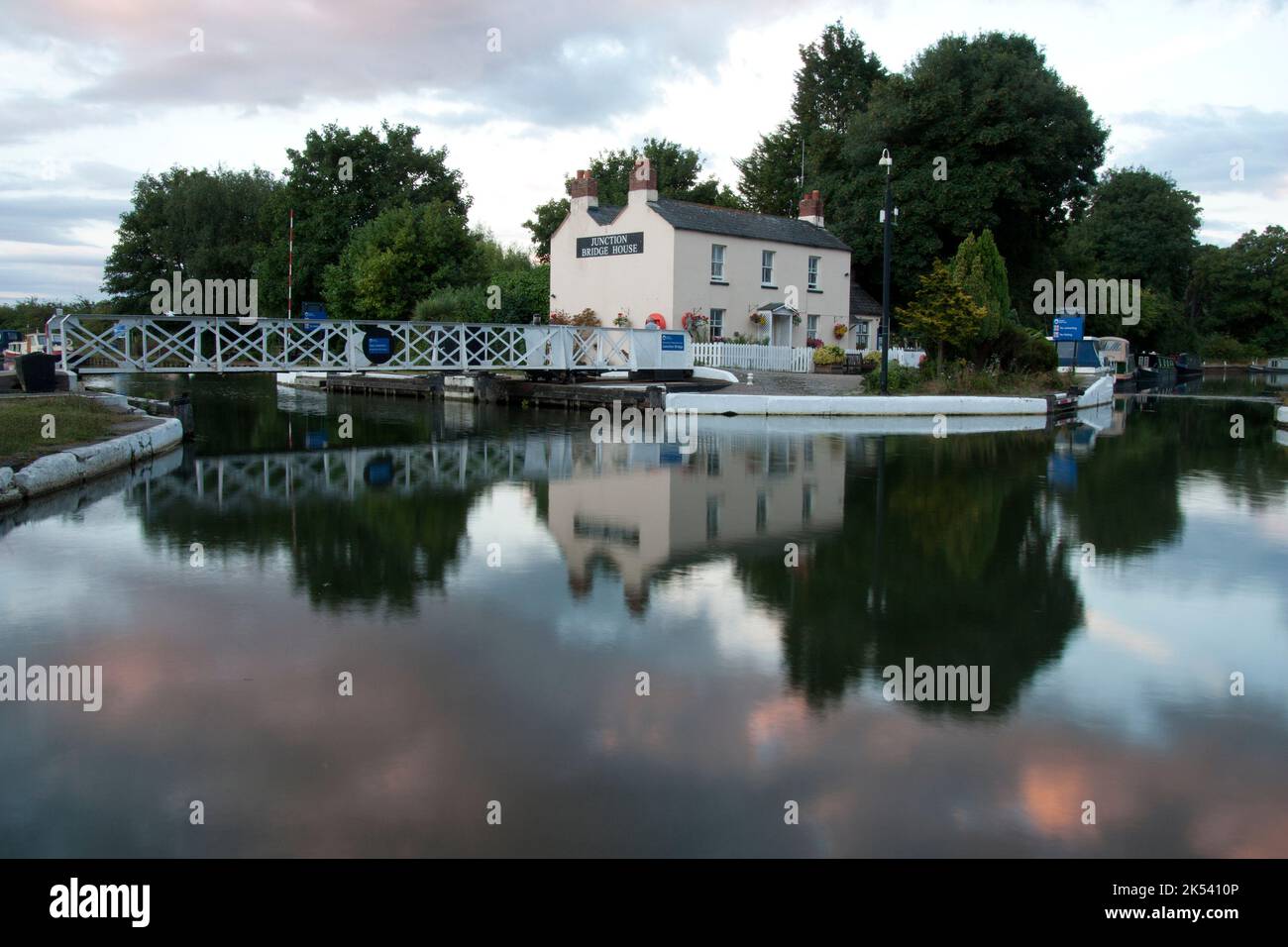 Sonnenuntergang, Junction Bridge House, Saul Junction, wo der Gloucester & Sharpness Canal auf den Stroudwater Canal trifft, Gloucestshire, England Stockfoto