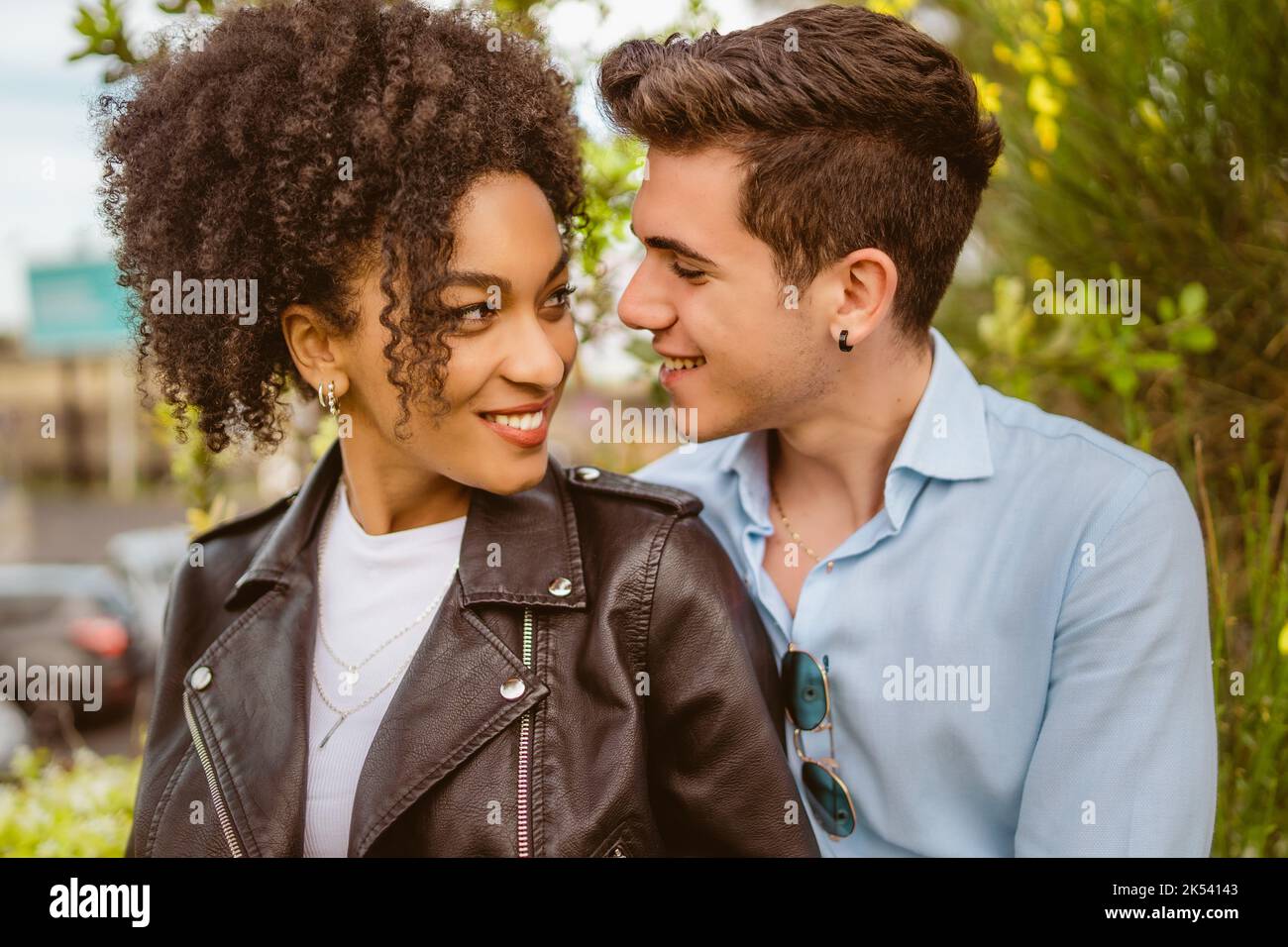 Multiethnisches Paar, mit afroamerikanischer Frau und kaukasischem Mann, die einander in die Augen schauen - romantische Menschen und diversisterer Lebensstil concep Stockfoto