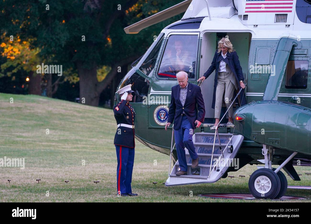 Präsident Joe Biden und First Lady Dr. Jill Biden kehren nach einem Besuch in Fort Myers, Florida, am Mittwoch, den 5. Oktober 2022, ins Weiße Haus zurück. Der Präsident und die First Lady will haben die vom Sturm zerstörten Gebiete untersucht und eine Einweisung über die aktuellen Maßnahmen zur Reaktion und Erholung erhalten. Foto von Leigh Vogel/Pool/ABACAPRESS.COM Stockfoto