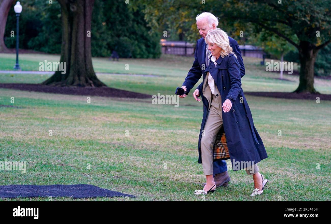 Präsident Joe Biden und First Lady Dr. Jill Biden kehren nach einem Besuch in Fort Myers, Florida, am Mittwoch, den 5. Oktober 2022, ins Weiße Haus zurück. Der Präsident und die First Lady untersuchten von Stürmen verwüstet Gebiete und erhielten eine Briefing über die aktuellen Reaktionen und Wiederauffüllungsbemühungen. Foto von Leigh Vogel/Pool/ABACAPRESS.COM Stockfoto