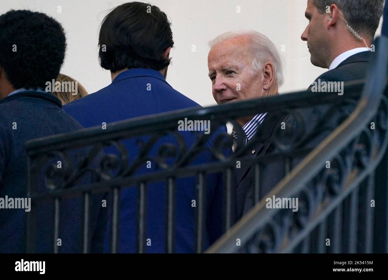 Präsident Joe Biden wird mit Gästen auf dem Truman Balkon des Weißen Hauses gesehen, nachdem er am Mittwoch, den 5. Oktober 2022, Fort Myers, Florida besucht hat. Der Präsident und die First Lady untersuchten von Stürmen verwüstet Gebiete und erhielten eine Briefing über die aktuellen Reaktionen und Wiederauffüllungsbemühungen. Foto von Leigh Vogel/Pool/ABACAPRESS.COM Stockfoto