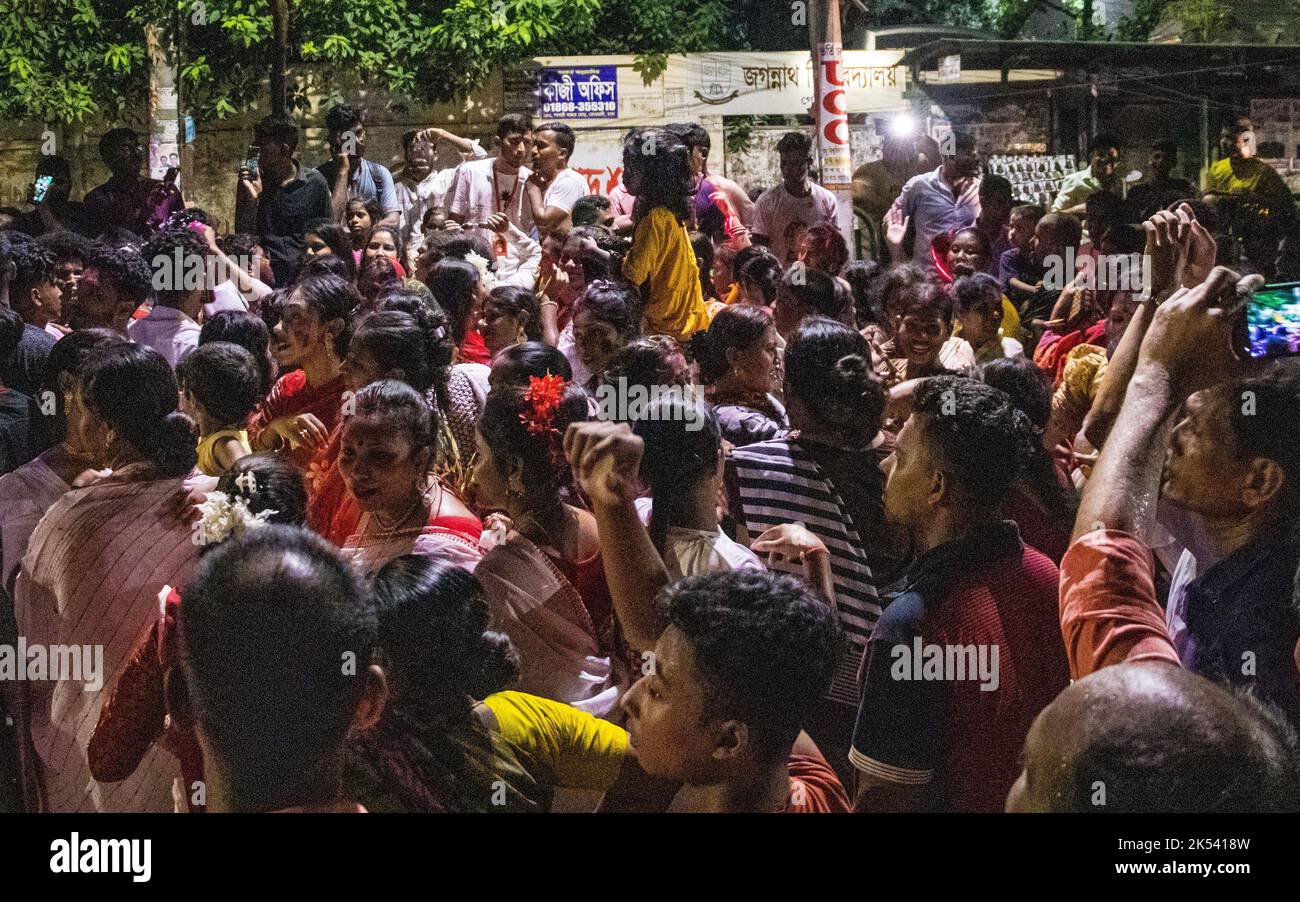 Durga Puja Traditionelles Ritualfestival in Bangladesch 2022. Die fünftägige Durga Puja, das größte religiöse Fest der bengalischsprachigen Anhänger Stockfoto