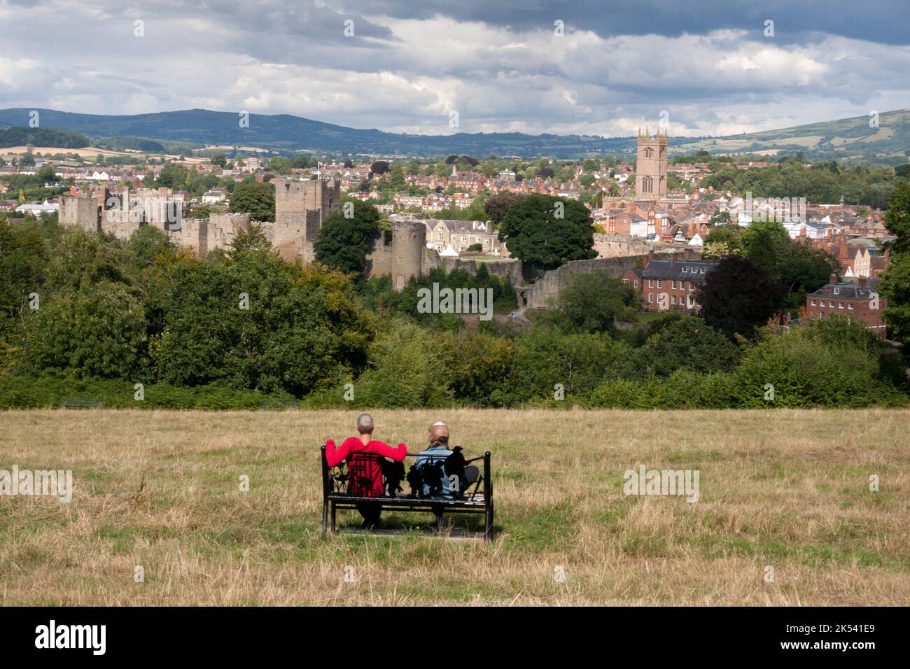 Blick auf das Schloss Ludlow und die Kirche St. Laurence von Whitcliffe Common, Ludlow, Shropshire, England Stockfoto