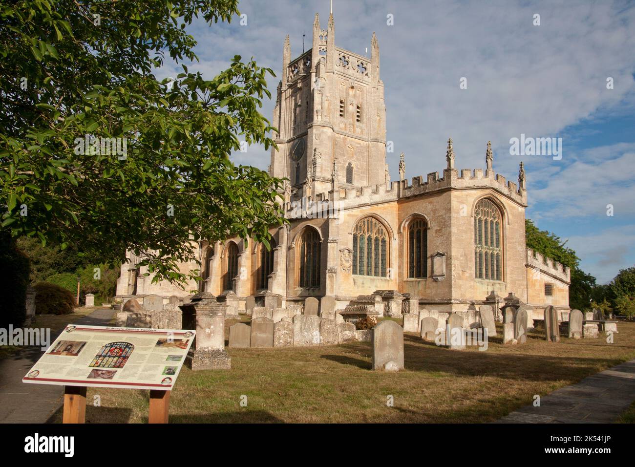 Pfarrkirche St. Mary the Virgin, Fairford, Cotswolds, Gloucestershire, England Stockfoto