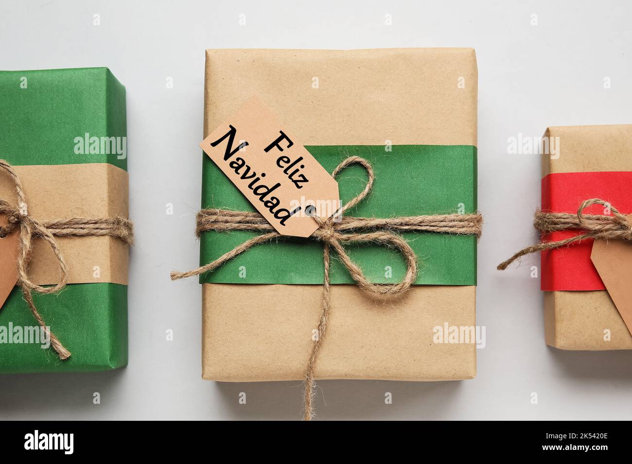 Verschiedene Geschenkboxen für Weihnachten auf hellem Hintergrund, Draufsicht Stockfoto