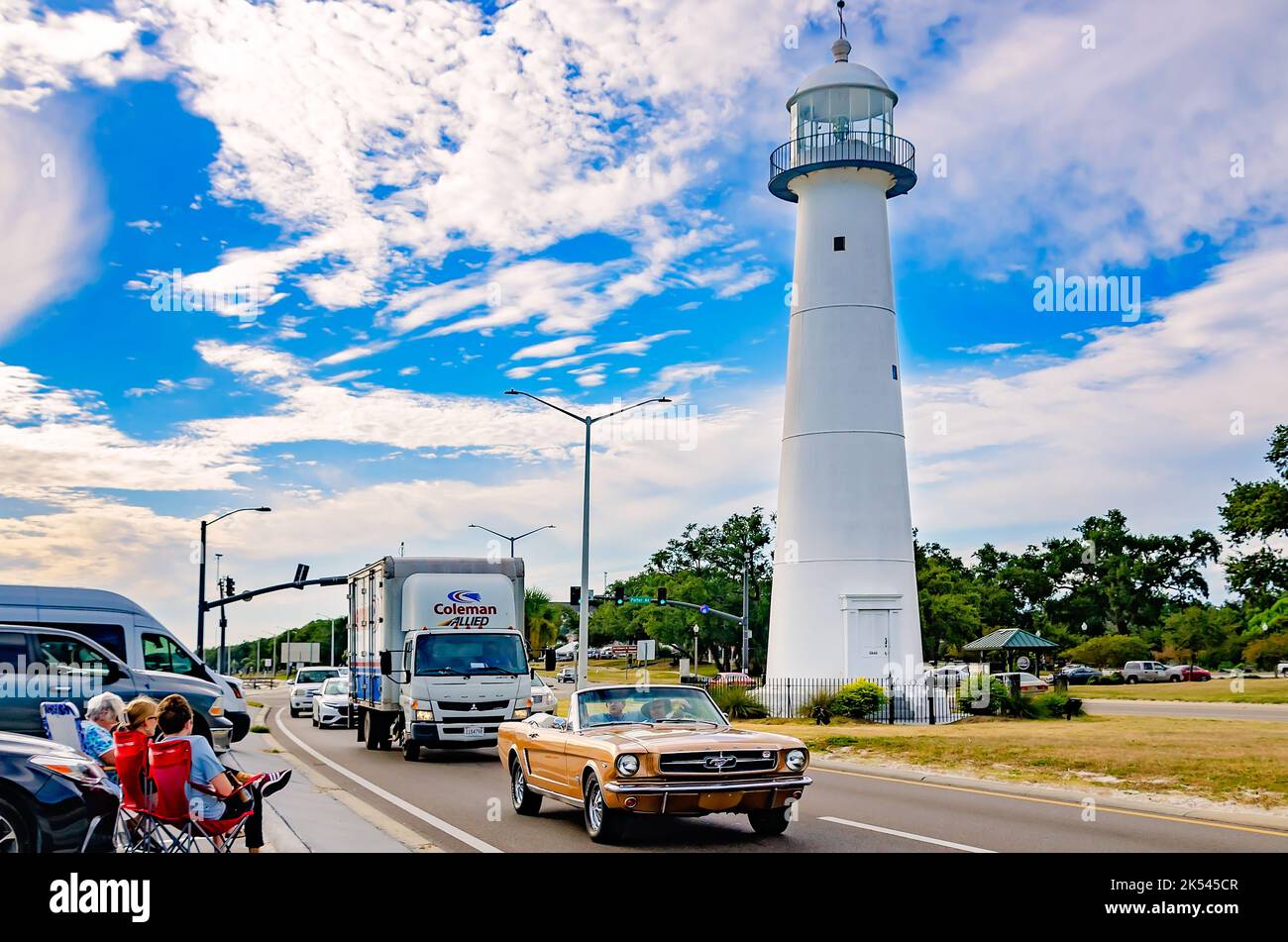 Ein altes Ford Mustang Cabrio passiert den Biloxi Leuchtturm während des jährlichen Cruisin’ the Coast Antiquitätenwagenfestivals 26. in Biloxi, Mississippi. Stockfoto