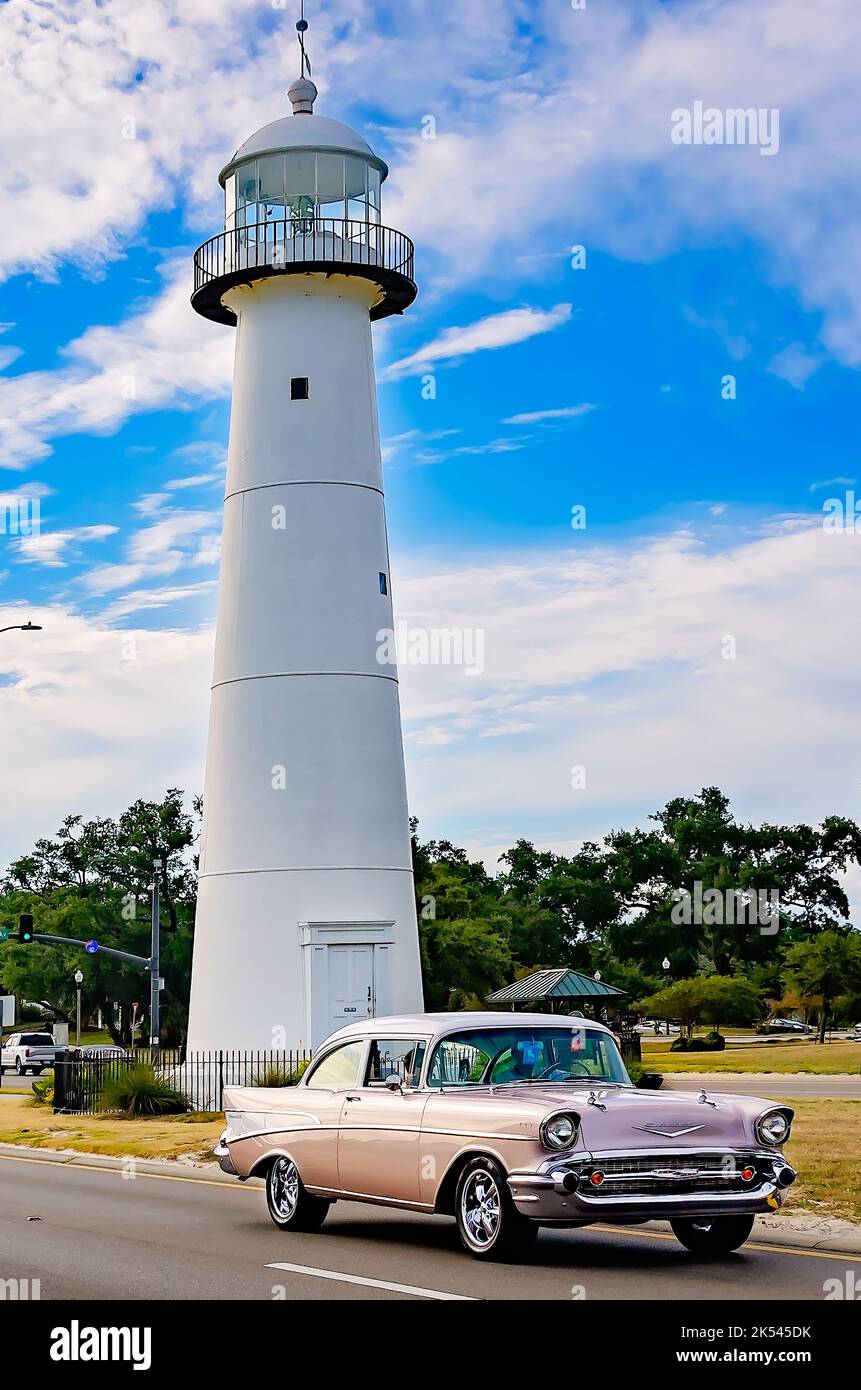 Ein Chevrolet Bel Air aus dem Jahr 1957 passiert den Leuchtturm von Biloxi während des jährlichen Cruisin’ the Coast Antiquitätenwagenfestivals 26. in Biloxi, Mississippi. Stockfoto