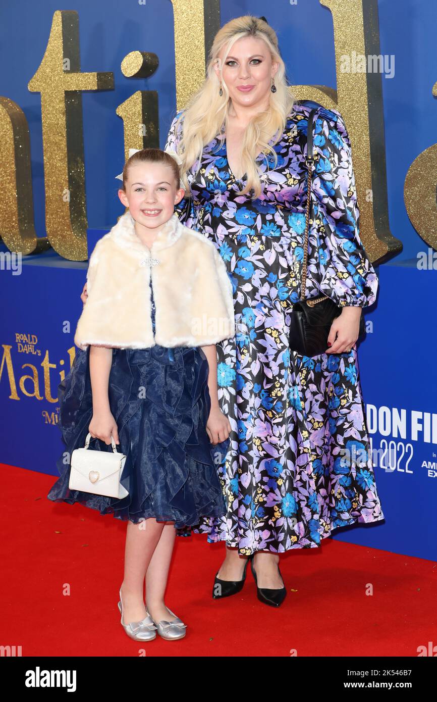 Darcy Pentland und Louise Pentland nehmen an der Weltpremiere von Roald Dahls Matilda The Musical Teil, die von Sony Picters in Kinos in ganz Großbritannien und veröffentlicht wurde Stockfoto