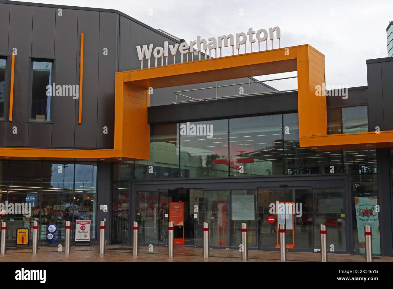 Eingang zum Bahnhof Wolverhampton City, nach 2020 umgebaut, in eine Kreuzung, West Midlands, England, Großbritannien Stockfoto