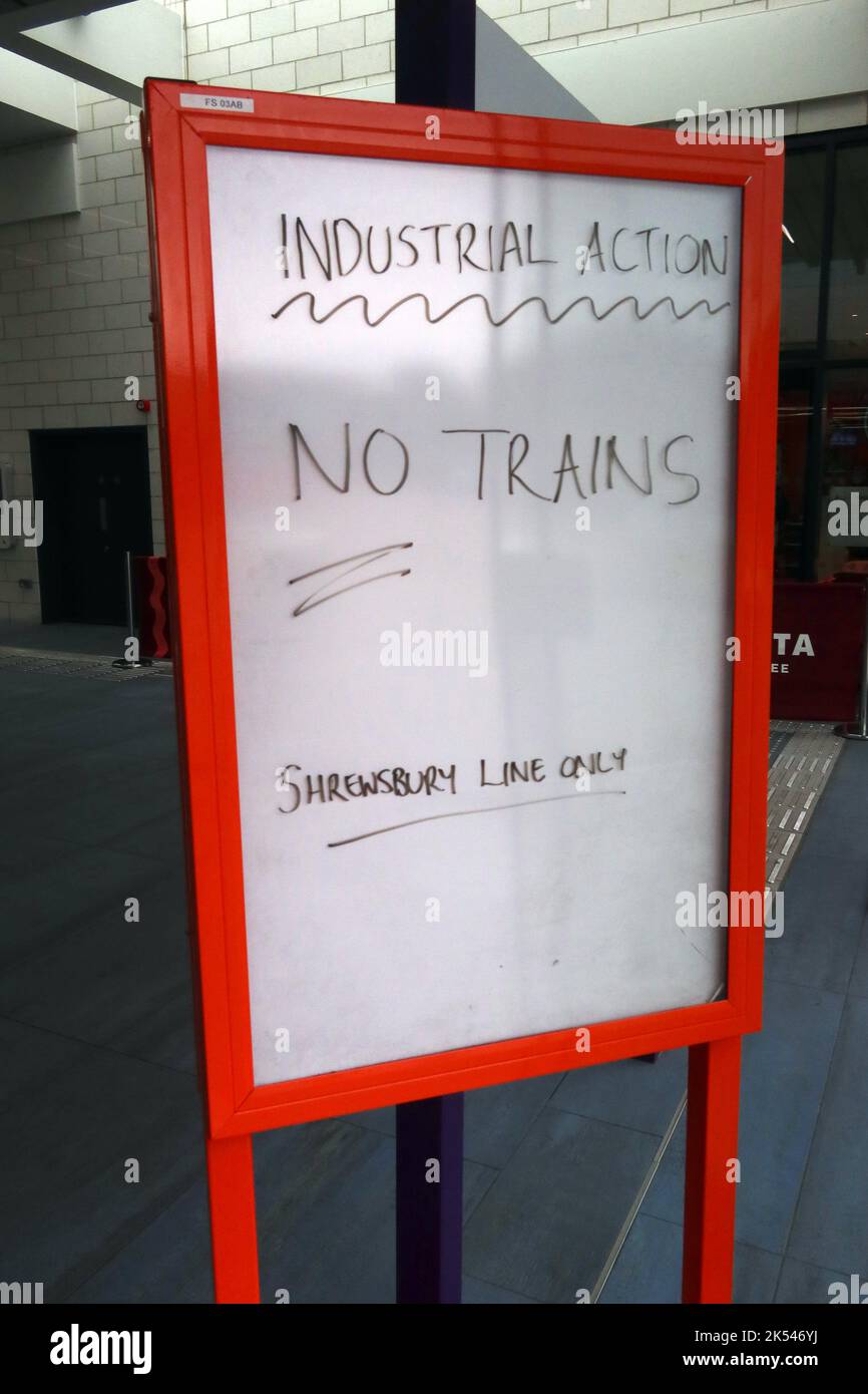 Schild am Bahnhof Wolverhampton, Industrial Action, No Trains, Shewsbury Line (Transport for Wales) only, West Midlands, England, UK Stockfoto