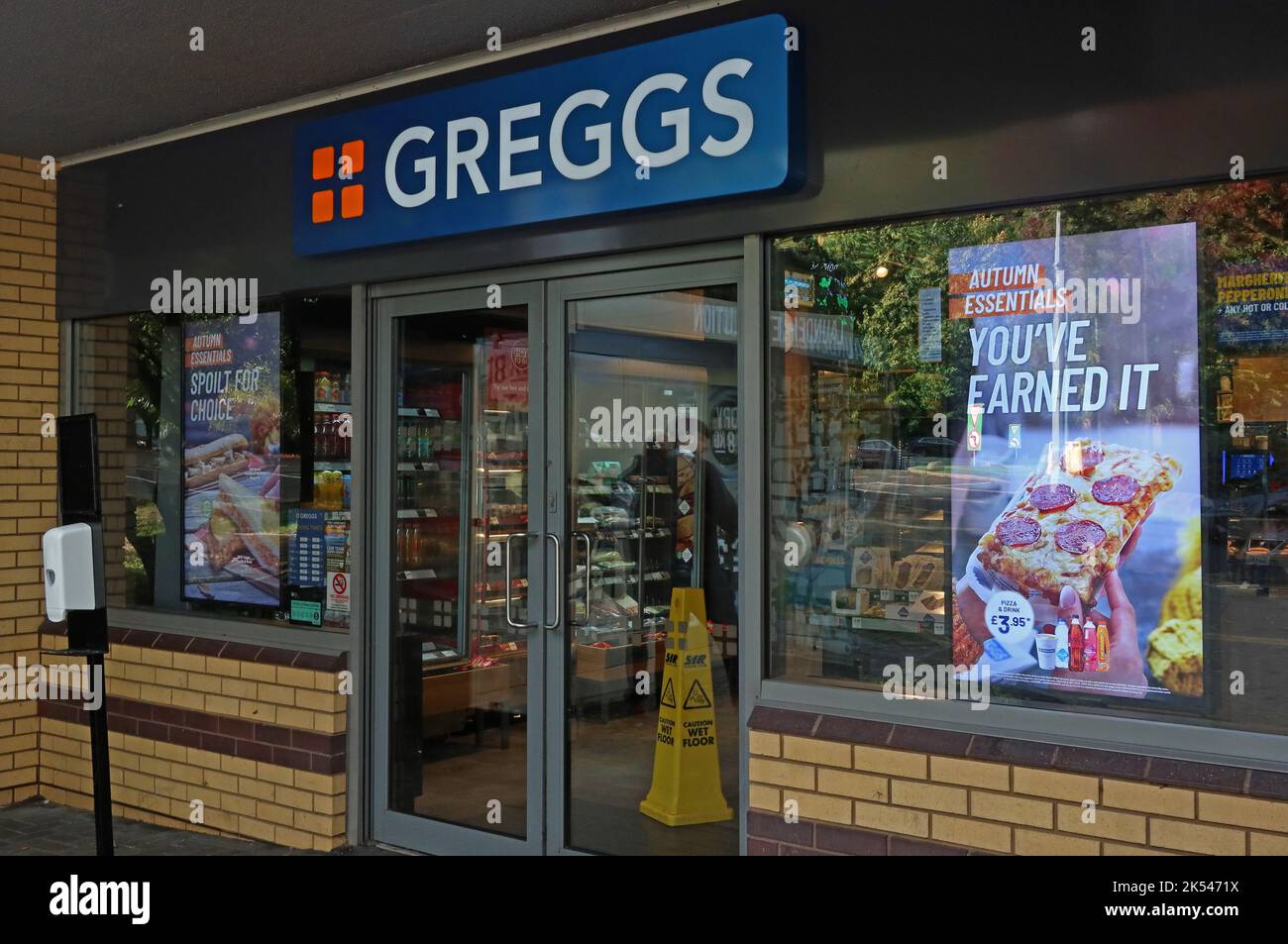 Greggs Outlet in Stafford North Services, M6, Staffordshire, England, Großbritannien Stockfoto