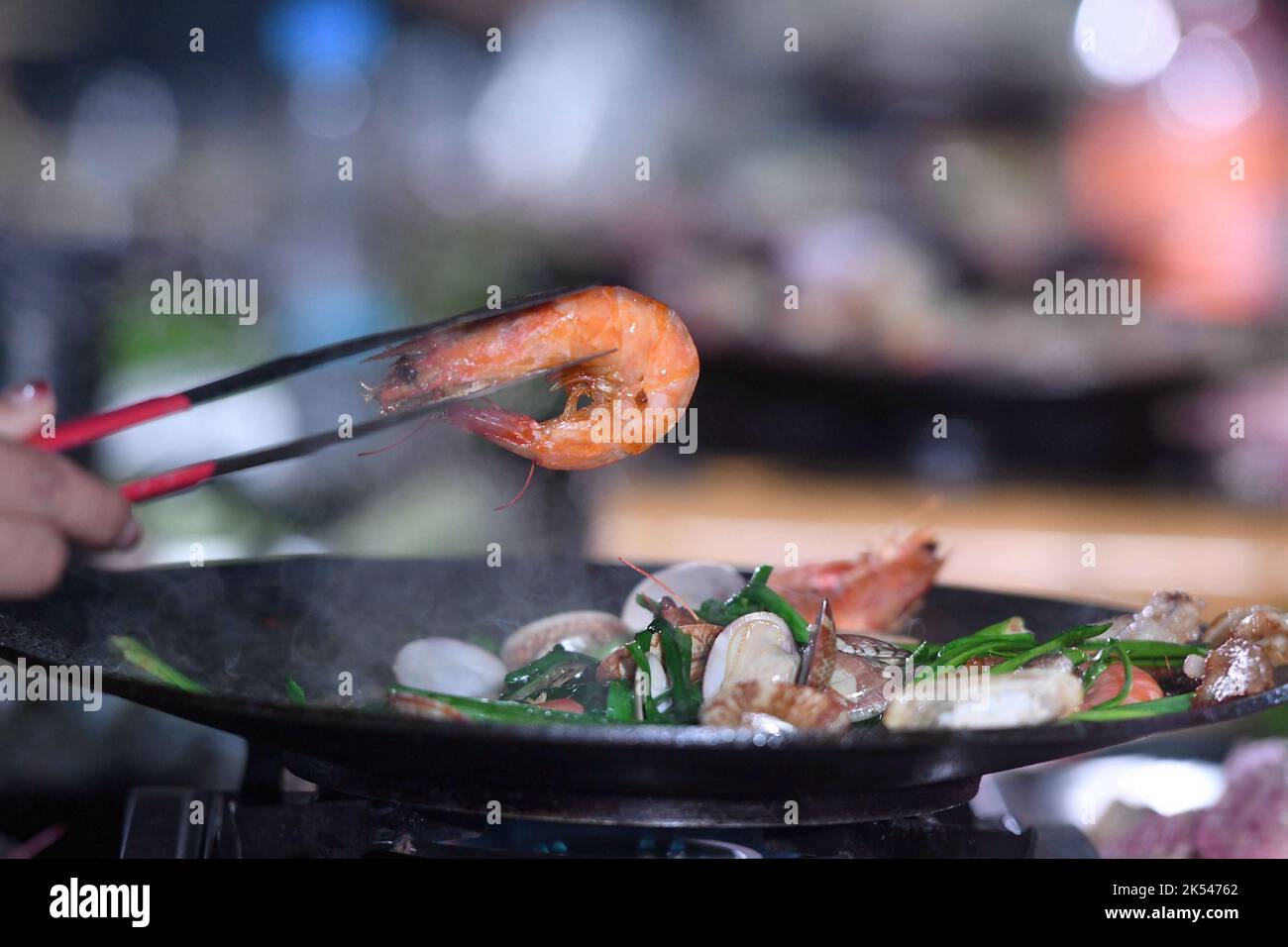 QINGDAO, CHINA - 5. OKTOBER 2022 - Besucher braten gegrillte Meeresfrüchte auf einem Campingplatz in Qingdao, Provinz Shandong, China, 5. Oktober 2022. Stockfoto