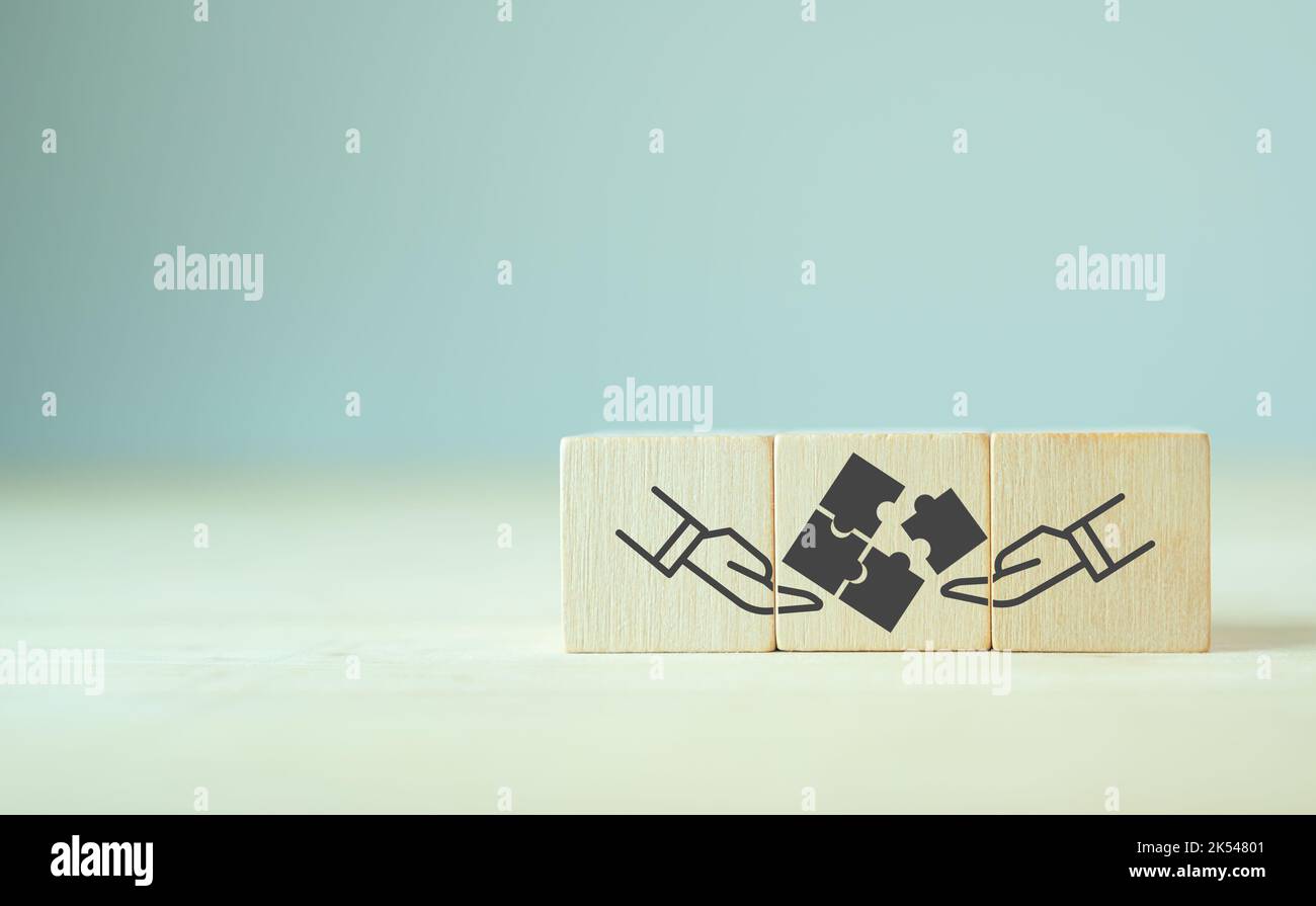 Verbindung Puzzle-Konzept, Eine strategische Partnerschaft, Allianz ist eine Beziehung zwischen zwei kommerziellen Unternehmen, in der Regel von einem oder formalisiert Stockfoto