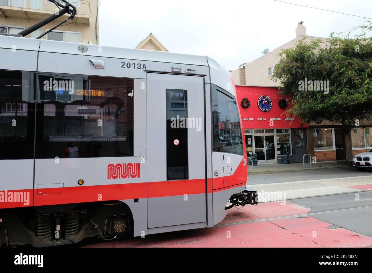 Das vordere Ende eines Zuges der San Francisco Municipal Railway (MUNI) fuhr zum Bahnhof Caltrain in einer Straße in San Francisco, Kalifornien, USA. Stockfoto