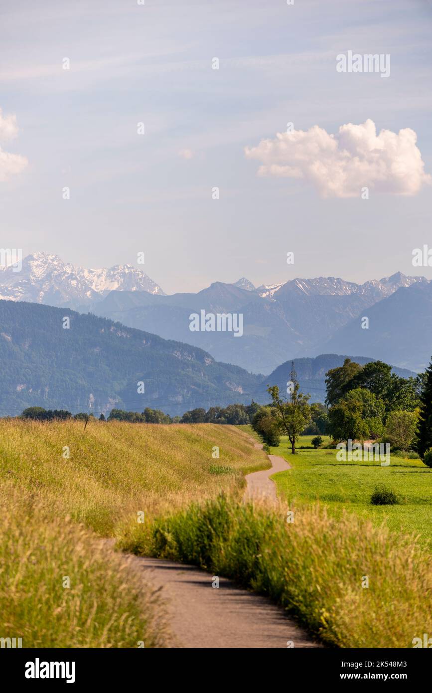 Herrliche Aussicht auf die Berge in einem Park außerhalb von München in Bayern. Stockfoto