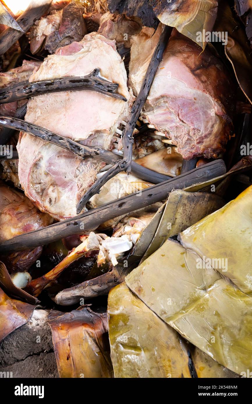 Grill. Traditionelles Gericht aus Mexiko, das aus dem Kochen des Fleisches in seinen eigenen Säften besteht oder mit einer alten Methode in einem in das g gegrabenen Ofen gedünstet wurde Stockfoto