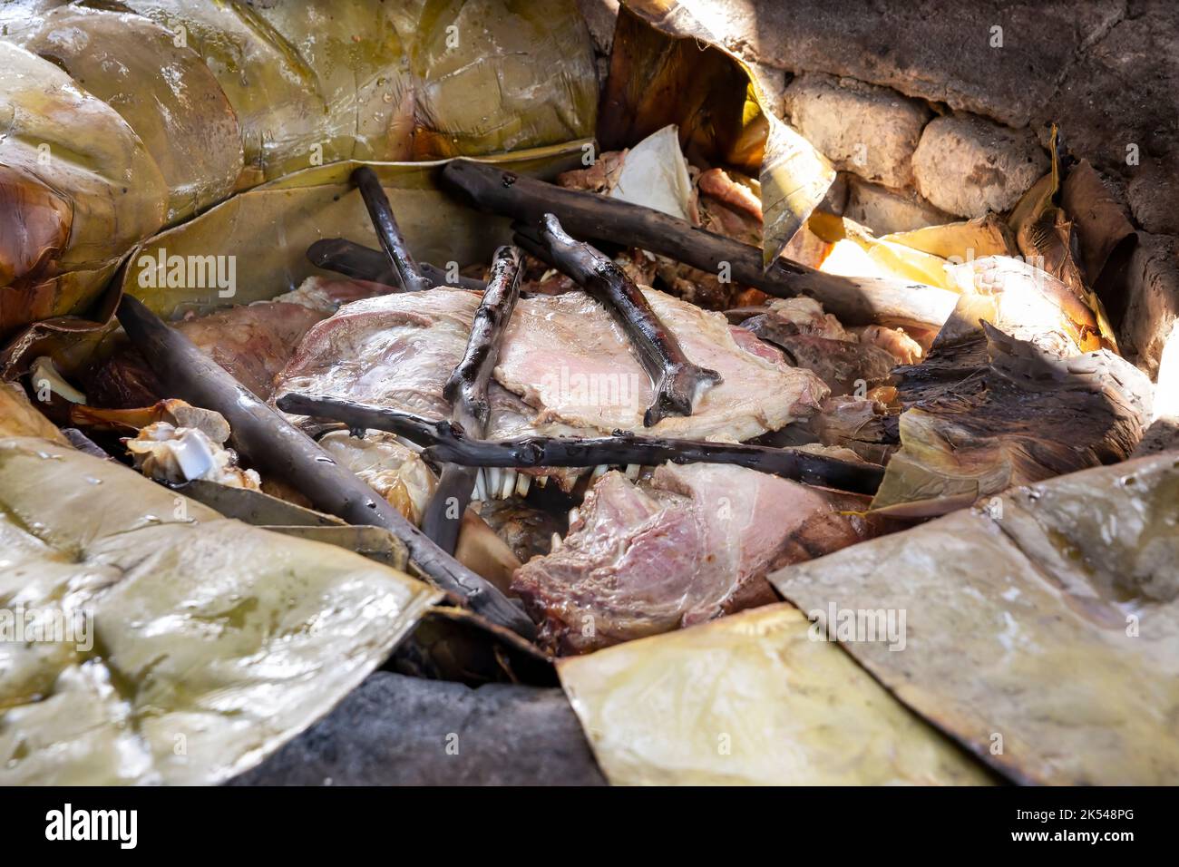 Barbacoa. Traditionelles Gericht aus Mexiko, das aus dem Kochen des Fleisches in seinen eigenen Säften besteht oder mit einer alten Methode in einem in das g gegrabenen Ofen gedünstet wurde Stockfoto