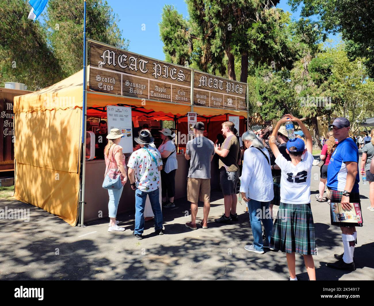 Fleischpasteten Lebensmittelverkäufer und -Stand auf der Scottish Highland Gathering and Games 156.; Alameda County, Kalifornien; September 2022; Scottish Eggs. Stockfoto