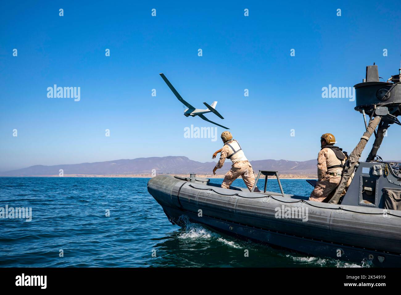 CAMP PENDLETON, Kalifornien (Sept 30, 2021) Cpl. Thomas Rexrode, ein Aufklärungsmarine mit Co. A, 1. Reconnaissance Battalion (1. Reconn Bn.), 1. Marine Division, startet ein unbemanntes Kleinflugzeugsystem RQ-20B Puma von einem starren, aufblasbaren Boot in Camp Pendleton, Kalifornien, 30. September 2021. 1. Reconn BN. Führte das Training durch, um Offshore-Aufklärungsfähigkeiten zu testen. (USA Marine Corps Foto von Staff Sgt. Connor Hancock) Stockfoto