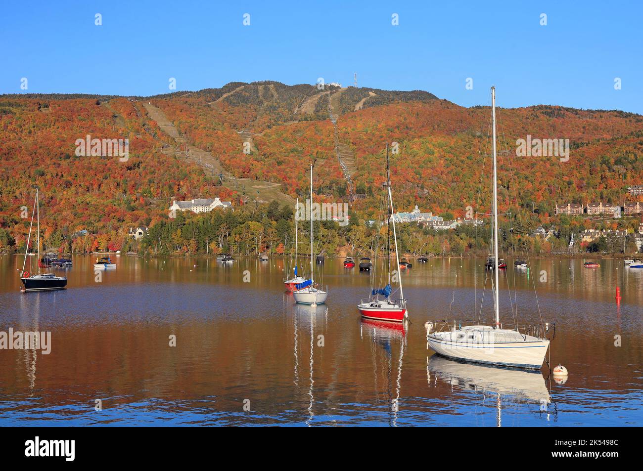 Lake und Mont Tremblant Resort im Herbst, Kanada Stockfoto