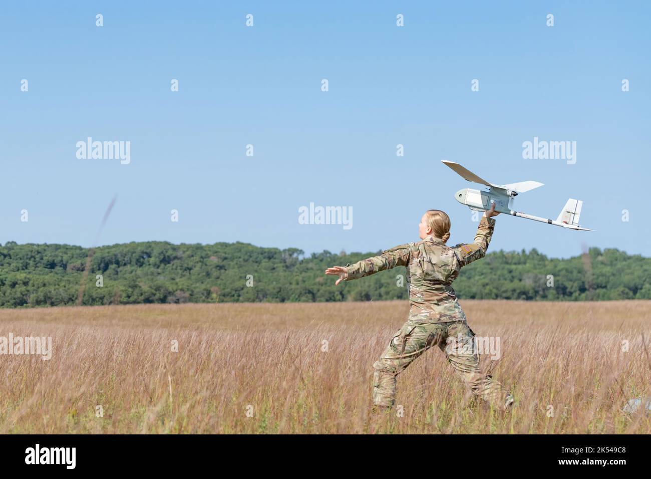 Soldaten der Wisconsin National Guard fliegen RQ-11B Raven Small Unmanned Aircraft System (SUAS) über die Fallzone von Badger als Teil eines zweiwöchigen zusätzlichen Skills-Kurses, der von Instruktoren der Wisconsin Military Academy in Fort McCoy WI unterrichtet wird. Stockfoto