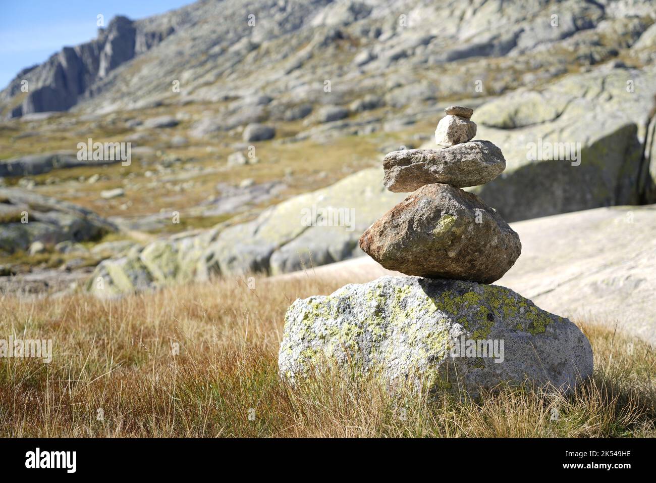 Schweizer Berge. Steine, die von der Hand des Menschen übereinander gelegt werden Stockfoto