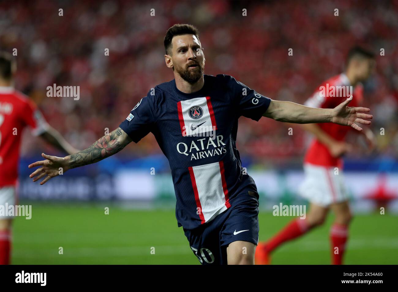 Lissabon, Portugal. 5. Oktober 2022. Lionel Messi aus Paris Saint-Germain feiert, nachdem er beim Fußballspiel der UEFA Champions League der Gruppe H zwischen SL Benfica und Paris Saint-Germain im Luz-Stadion in Lissabon, Portugal, am 5. Oktober 2022 ein Tor erzielt hat. Quelle: Pedro Fiuza/Xinhua/Alamy Live News Stockfoto