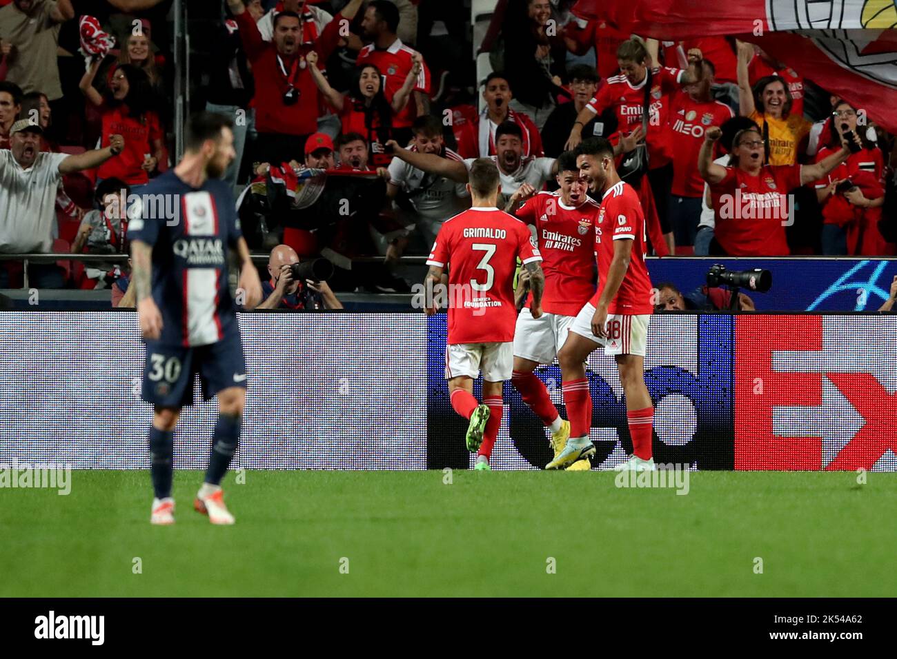 Lissabon, Portugal. 5. Oktober 2022. Die Spieler von Benfica feiern das eigene Tor von Danilo Pereira aus Paris Saint-Germain während des Fußballspiels der UEFA Champions League-Gruppe H zwischen SL Benfica und Paris Saint-Germain im Luz-Stadion in Lissabon, Portugal, am 5. Oktober 2022. Quelle: Pedro Fiuza/Xinhua/Alamy Live News Stockfoto