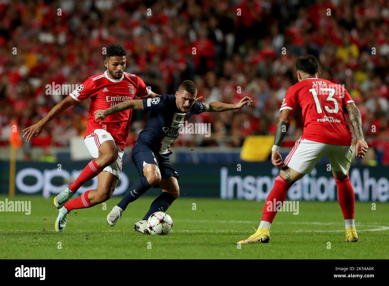 Lissabon, Portugal. 5. Oktober 2022. Marco Verratti (C) von Paris Saint-Germain steht mit Goncalo Ramos (L) und Enzo Fernandez von Benfica während des Fußballspiels der UEFA Champions League-Gruppe H zwischen SL Benfica und Paris Saint-Germain im Luz-Stadion in Lissabon, Portugal, am 5. Oktober 2022, gegenüber. Quelle: Pedro Fiuza/Xinhua/Alamy Live News Stockfoto
