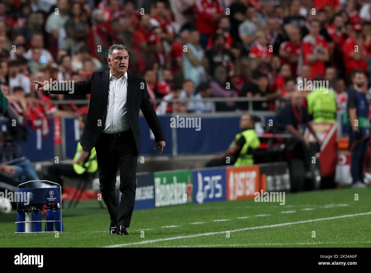 Lissabon, Portugal. 5. Oktober 2022. Der Cheftrainer von Paris Saint-Germain, Christophe Galtier, zeigt sich während des Fußballspiels der UEFA Champions League-Gruppe H zwischen SL Benfica und Paris Saint-Germain im Luz-Stadion in Lissabon, Portugal, am 5. Oktober 2022. Quelle: Pedro Fiuza/Xinhua/Alamy Live News Stockfoto