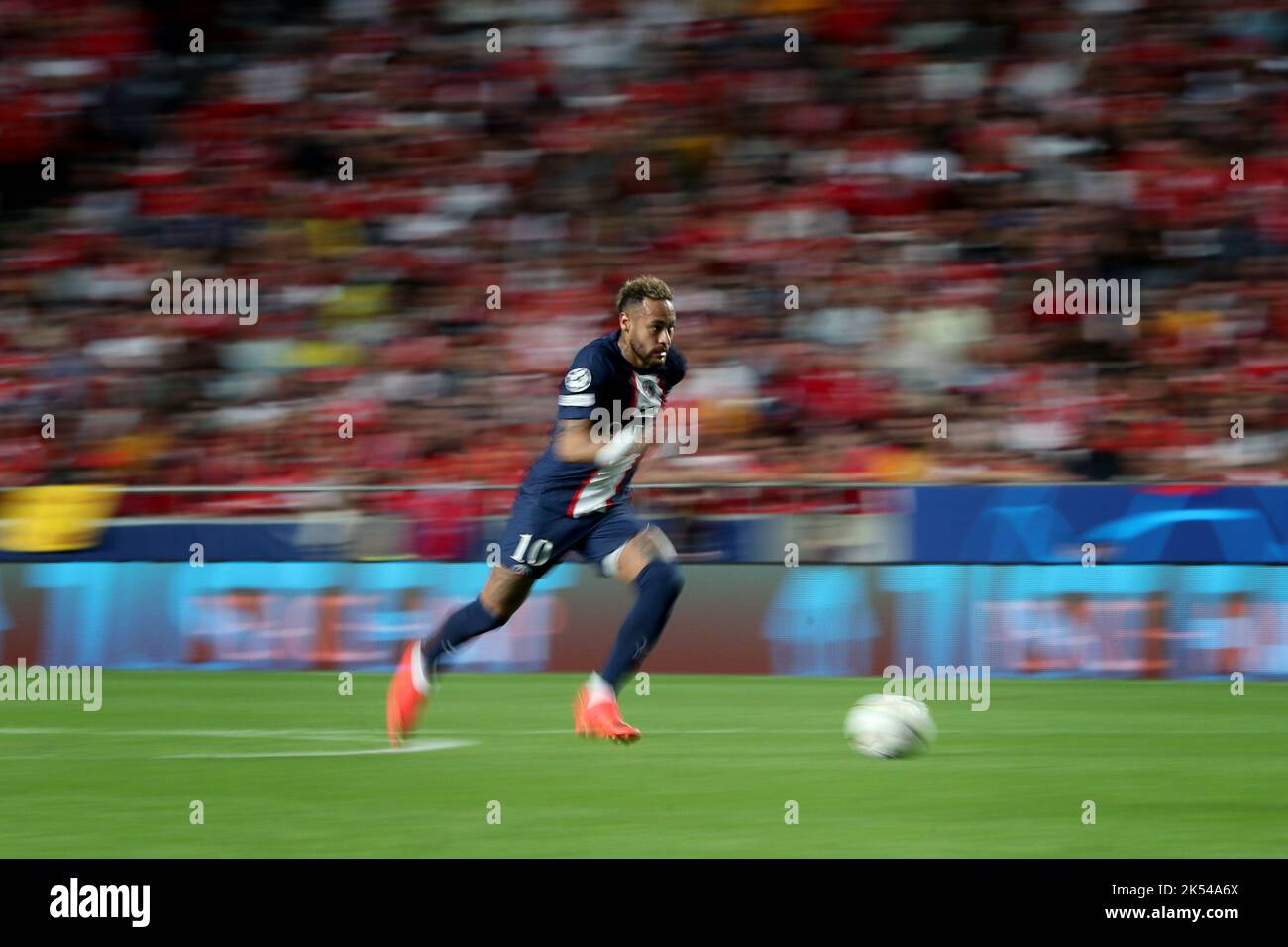 Lissabon, Portugal. 5. Oktober 2022. Neymar aus Paris Saint-Germain tritt beim UEFA Champions League-Fußballspiel der Gruppe H zwischen SL Benfica und Paris Saint-Germain am 5. Oktober 2022 im Luz-Stadion in Lissabon, Portugal, an. Quelle: Pedro Fiuza/Xinhua/Alamy Live News Stockfoto
