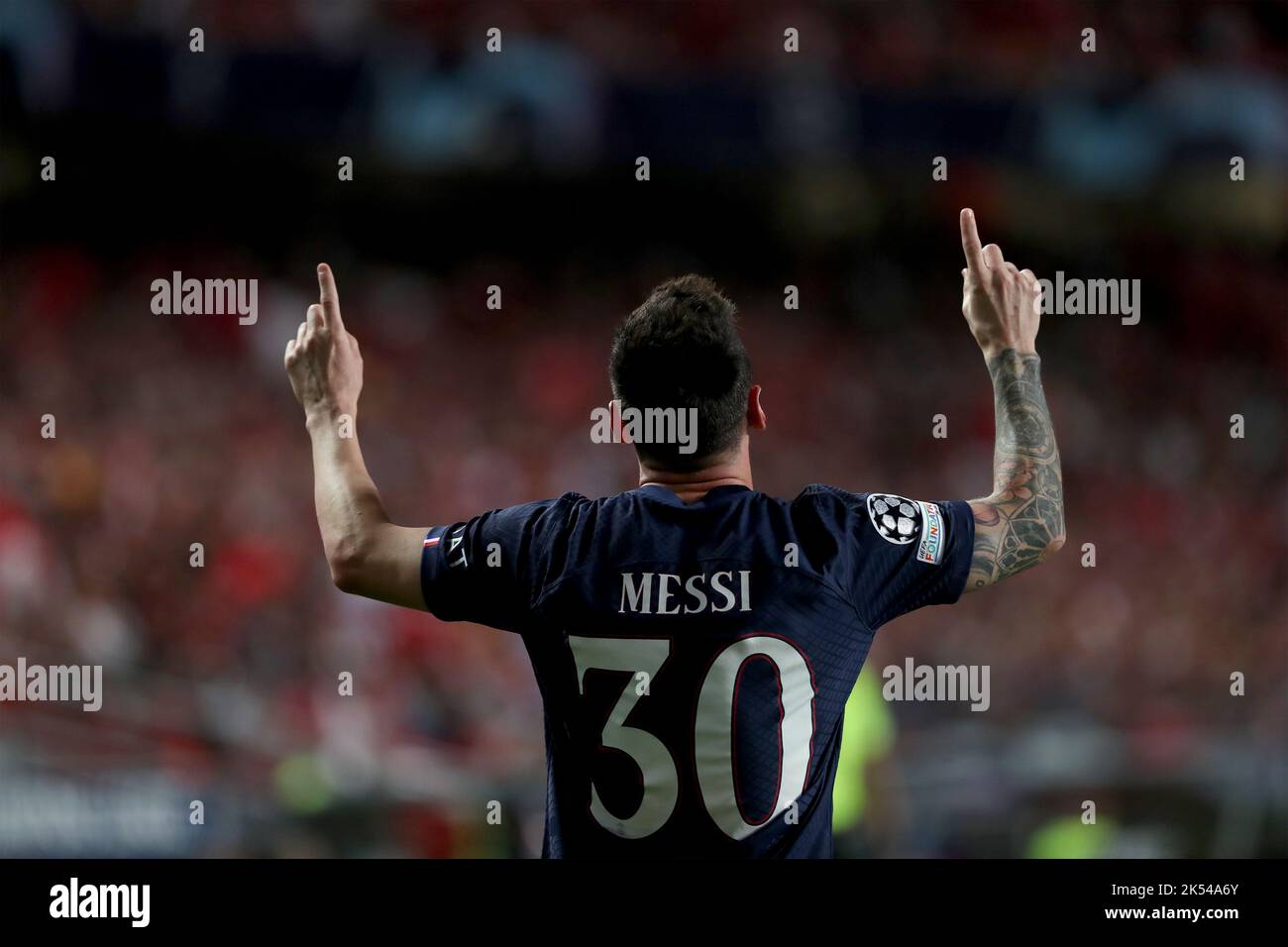Lissabon, Portugal. 5. Oktober 2022. Lionel Messi aus Paris Saint-Germain feiert, nachdem er beim Fußballspiel der UEFA Champions League der Gruppe H zwischen SL Benfica und Paris Saint-Germain im Luz-Stadion in Lissabon, Portugal, am 5. Oktober 2022 ein Tor erzielt hat. Quelle: Pedro Fiuza/Xinhua/Alamy Live News Stockfoto