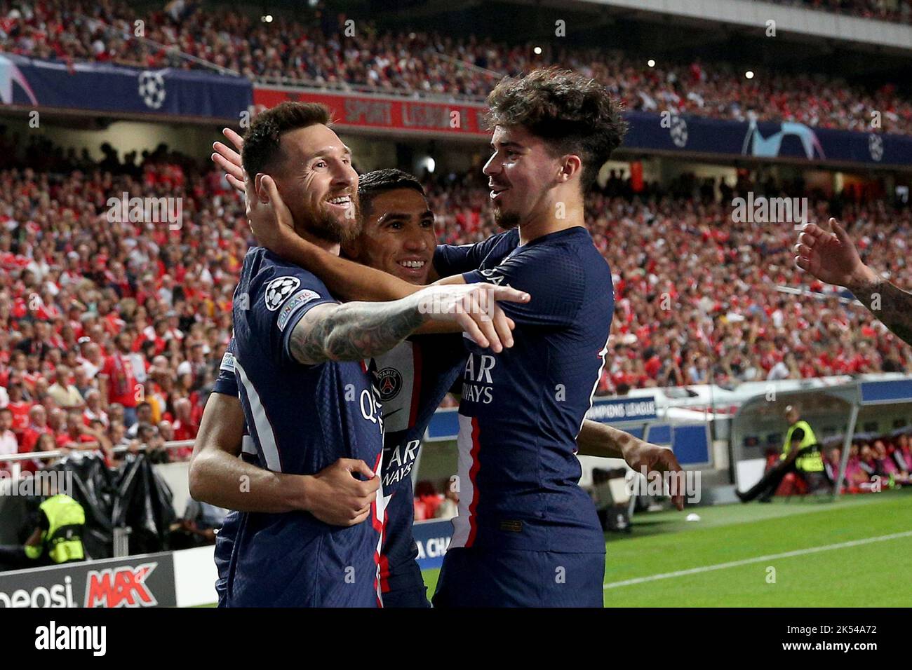 Lissabon, Portugal. 5. Oktober 2022. Lionel Messi (L) von Paris Saint-Germain feiert mit seinen Teamkollegen nach dem Tor während des UEFA Champions League-Fußballspiels der Gruppe H zwischen SL Benfica und Paris Saint-Germain im Luz-Stadion in Lissabon, Portugal, 5. Oktober 2022. Quelle: Pedro Fiuza/Xinhua/Alamy Live News Stockfoto