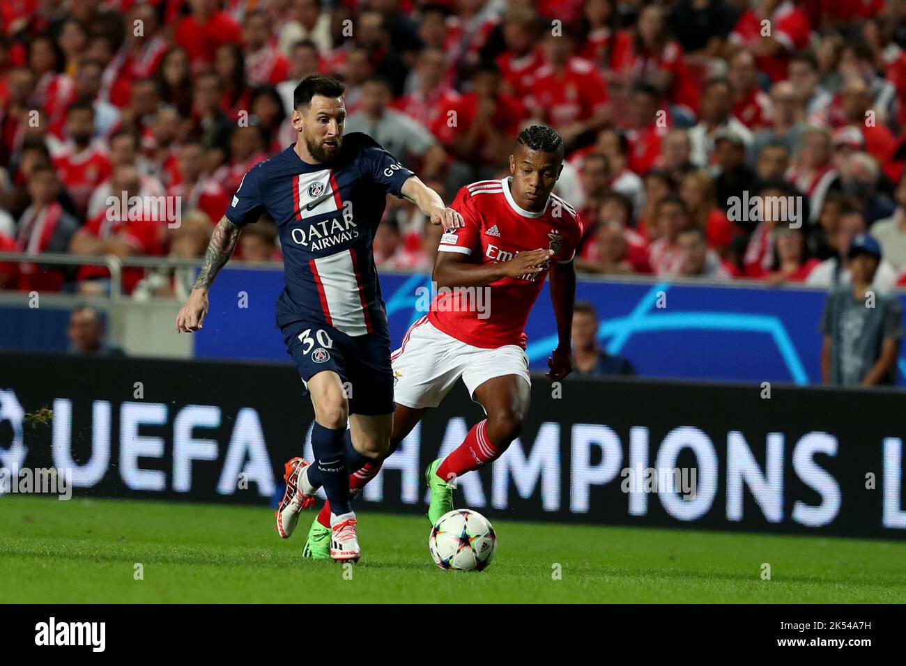 Lissabon, Portugal. 5. Oktober 2022. Lionel Messi (L) von Paris Saint-Germain steht mit David Neres von Benfica während des Fußballspiels der UEFA Champions League-Gruppe H zwischen SL Benfica und Paris Saint-Germain im Luz-Stadion in Lissabon, Portugal, am 5. Oktober 2022, auf. Quelle: Pedro Fiuza/Xinhua/Alamy Live News Stockfoto