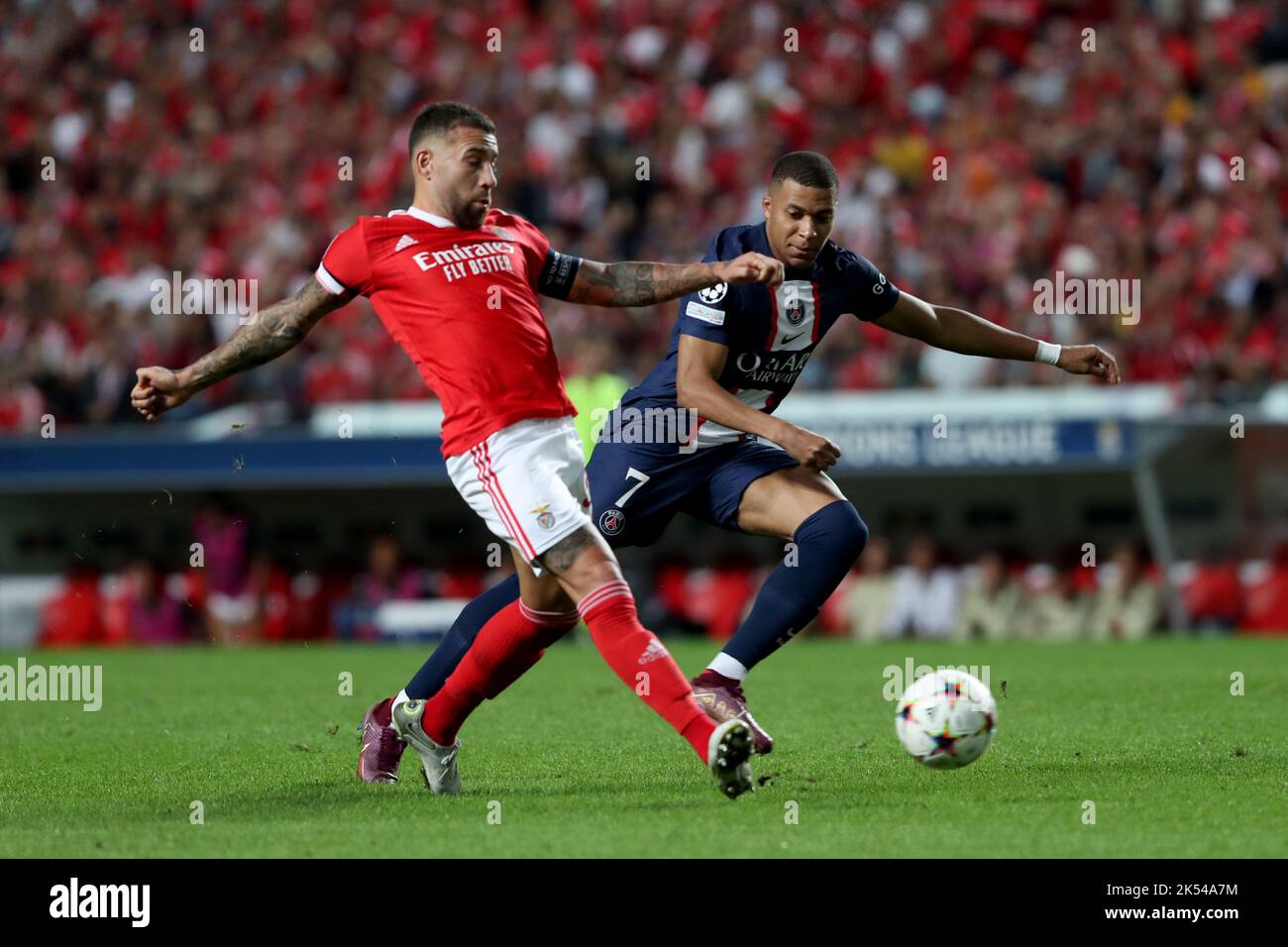 Lissabon, Portugal. 5. Oktober 2022. Nicolas Otamendi (L) von Benfica steht mit Kylian Mbappe von Paris Saint-Germain während des UEFA Champions League-Fußballspiels der Gruppe H zwischen SL Benfica und Paris Saint-Germain im Luz-Stadion in Lissabon, Portugal, am 5. Oktober 2022, gegenüber. Quelle: Pedro Fiuza/Xinhua/Alamy Live News Stockfoto