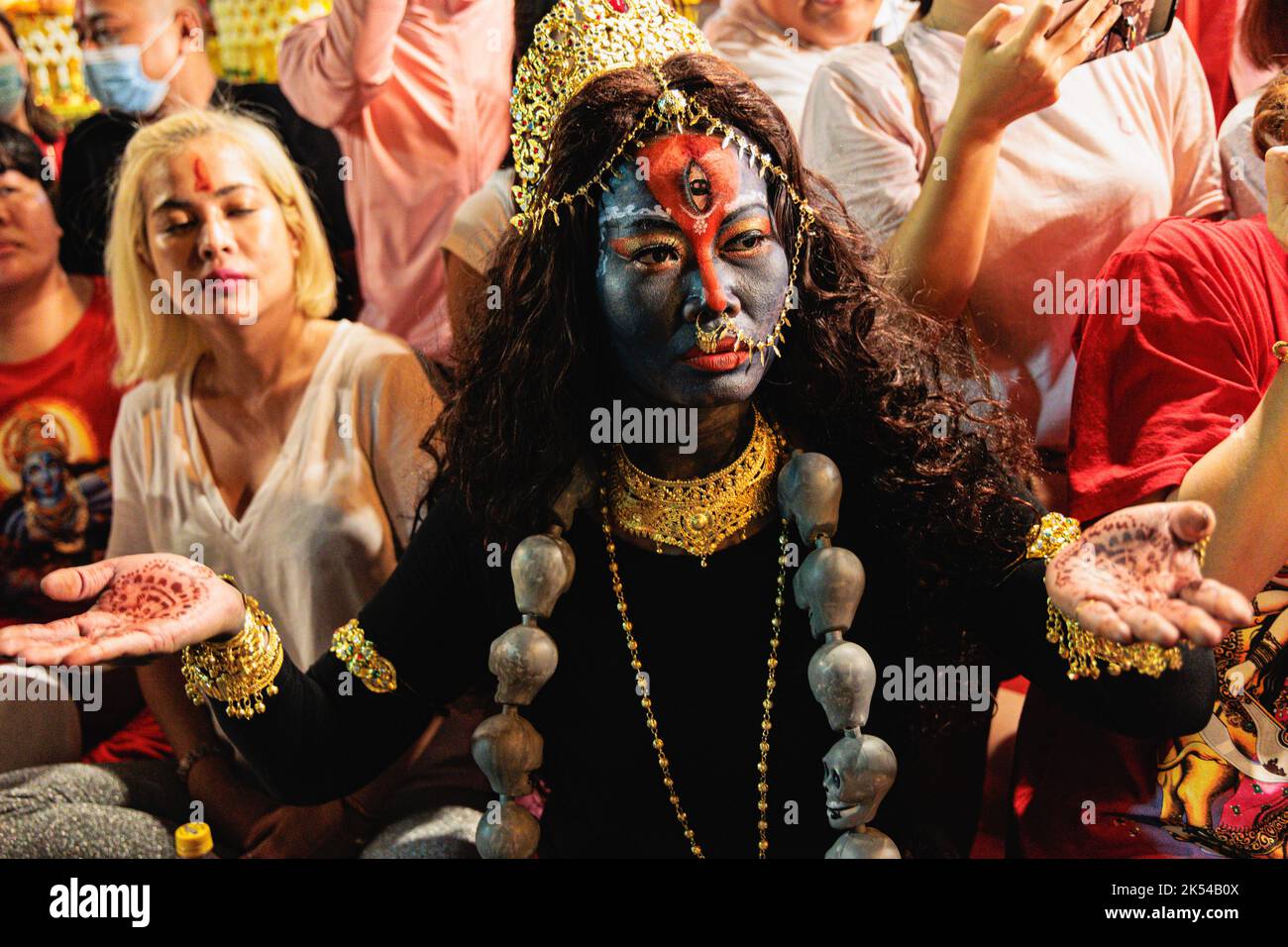 Bangkok, Thailand. 05. Oktober 2022. Eine Hindu-Brahman-Gläubige macht sich während des Festivals als Mahakali, der hinduistische gott, aus. Navaratri ist ein Fest, das von jenen beobachtet wird, die sich dem hinduistisch-brahmanischen Glauben anschließen. Dieses Festival findet in Thailand statt und wird jährlich um die Silom Road, Bangkok, von Hindu-Brahman veranstaltet. (Foto von Varuth Pongsapipatt/SOPA Images/Sipa USA) Quelle: SIPA USA/Alamy Live News Stockfoto