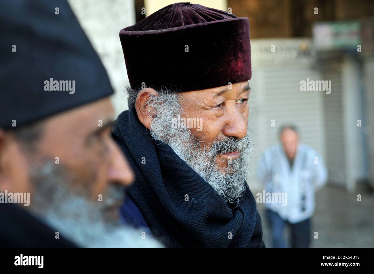 Äthiopisch-orthodoxe Priester sitzen am Damaskus-Tor in der Altstadt von Jerusalem. Stockfoto