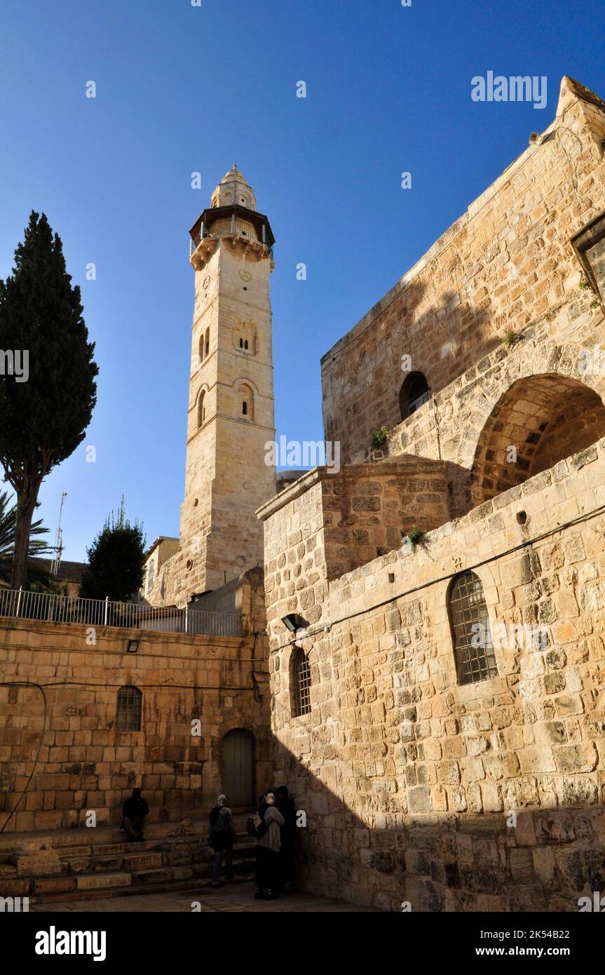 Die Omar-Moschee ist eine islamische Stätte aus dem 12.. Jahrhundert, mit einem 15m m hohen Minarett und kunstvollem Tor, das nur zum Gebet geöffnet ist. Altstadt von Jerusalem. Stockfoto