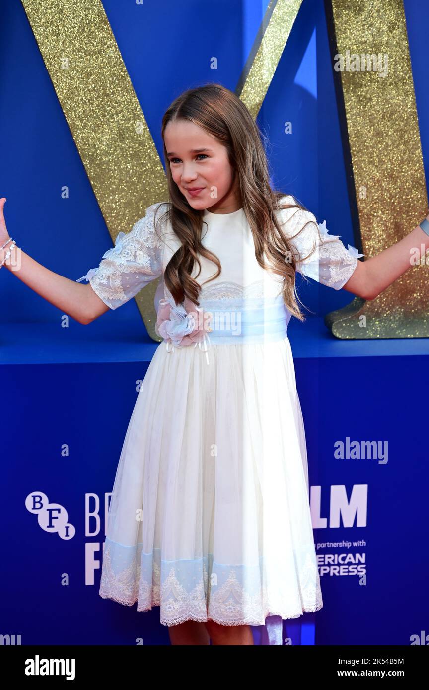 London, UK , 05/10/2022, Alisha Weir kommt zu den Darstellern und Filmemacher nehmen an der Pressekonferenz des BFI London Film Festival für Roald Dahls Matilda The Musical Teil, die von Sony Picters in Kinos in ganz Großbritannien und Irland vom 25.. November bis 5.. Oktober 2022 in London, Großbritannien, veröffentlicht wurde. Stockfoto